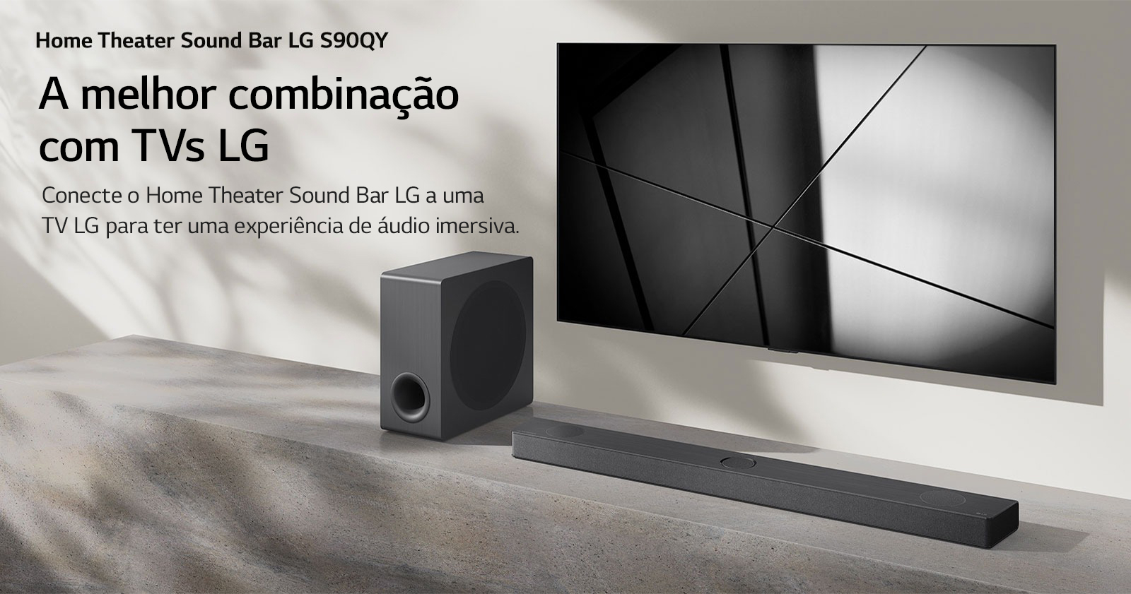 Imagem do Sound Bar LG S90QY, em uma sala de estar