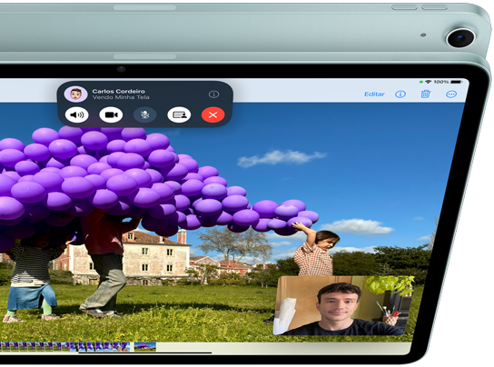 iPad Air com câmera frontal ultra-angular de 12 MP mostrando o recurso SharePlay no FaceTime