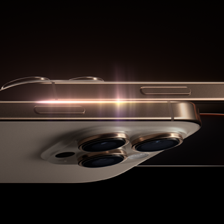 Imagem lateral de dois modelos de iPhone 16 Pro, botão lateral e sistema de câmera Pro elevado