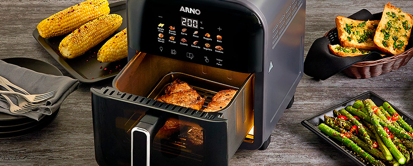 CAPACIDADE DE 6L. Perfeito para preparar porções generosas de uma só vez, servindo até seis pessoas. Seu design compacto economiza espaço na cozinha sem comprometer a eficiência, tornando cada refeição mais prática.