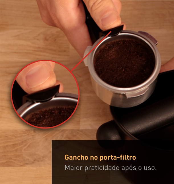 Gancho no porta-filtro. Maior praticidade após o uso.