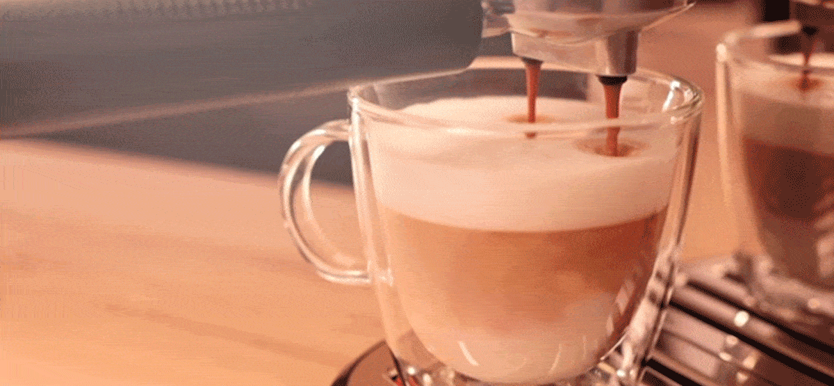 Cafeteira Espresso Arno Steam & Pump Virtuoso+. Experiência de barista e café espresso. O seu espresso de cafeteria agora em casa, com estilo e praticidade. Com a Cafeteira Espresso Arno Steam & Pump Virtuoso+ é possível fazer 1 ou 2 xícaras de café ao mesmo tempo.