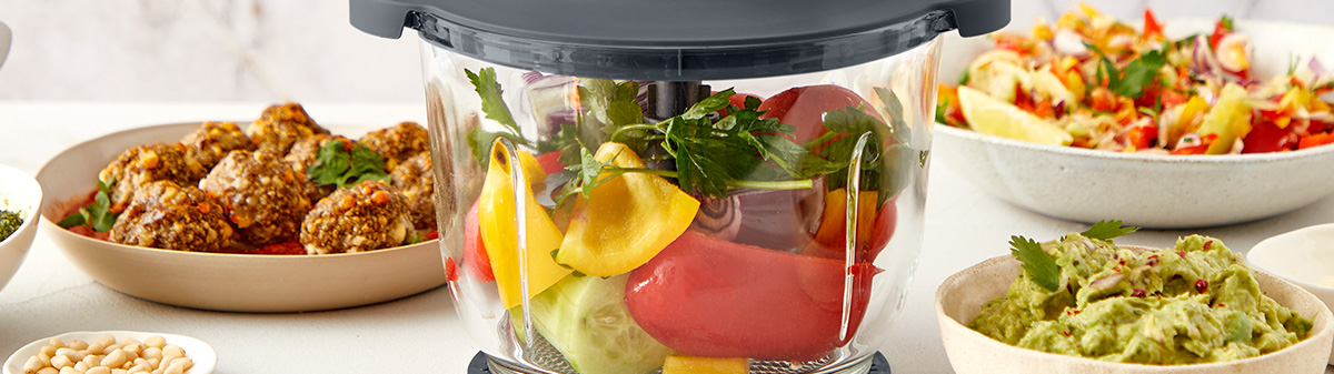 Função 3 em 1. Pica, mistura e armazena com praticidade e segurança.