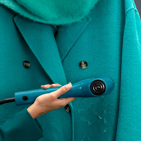 REMOVE PELOS, CABELOS E FIAPOS. Utilize a escova reversível para te ajudar a cuidar de suas roupas.