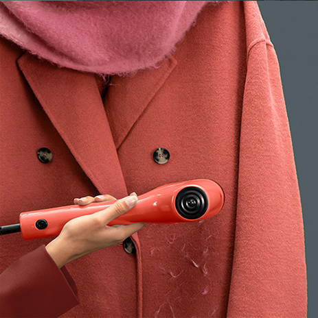 REMOVE PELOS, CABELOS E FIAPOS. Utilize a escova reversível para te ajudar a cuidar de suas roupas.