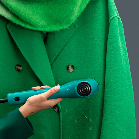 REMOVE PELOS, CABELOS E FIAPOS. Utilize a escova reversível para te ajudar a cuidar de suas roupas.
