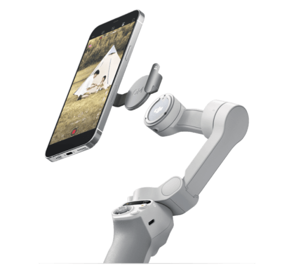 Foto do DJI Osmo Mobile SE com um celular acoplado em seu suporte