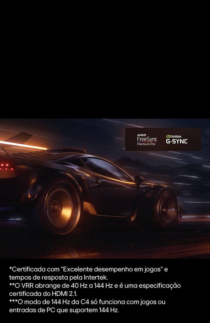 Metade da imagem exibe uma cena desfocada de um carro em alta velocidade em um jogo de corrida. A outra metade mostra uma visão clara da cena otimizada. O logotipo FreeSync Premium Pro e logotipo NVIDIA G-SYNC são exibidos no canto superior direito.