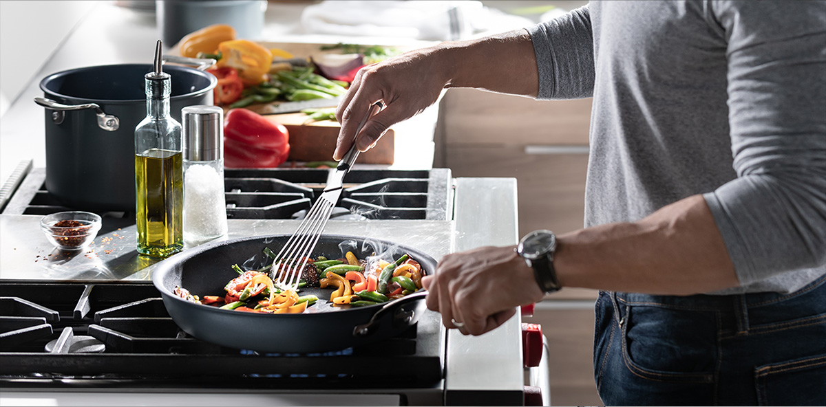 RESISTENTE A UTENSÍLIOS METÁLICOS. DESENVOLVIDO PARA O USO INTENSO.