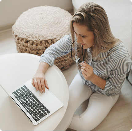 Cliente usando notebook em casa