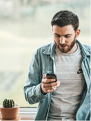 Pai conectado utilizando um smartphone