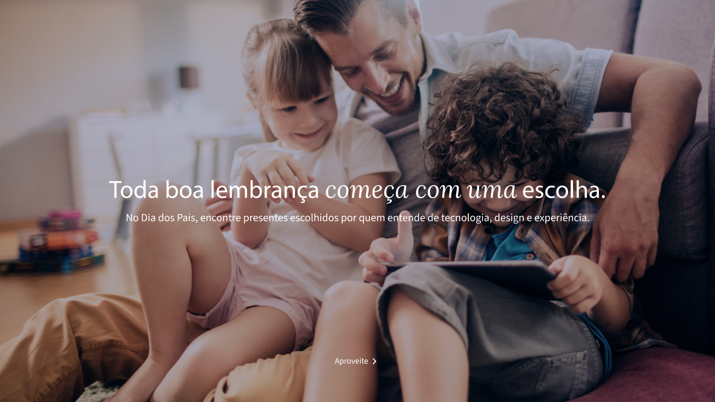 Pai e filhos utilizando tablet juntos