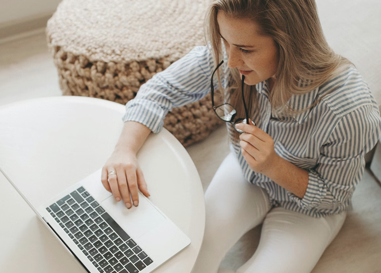 Mulher usando laptop